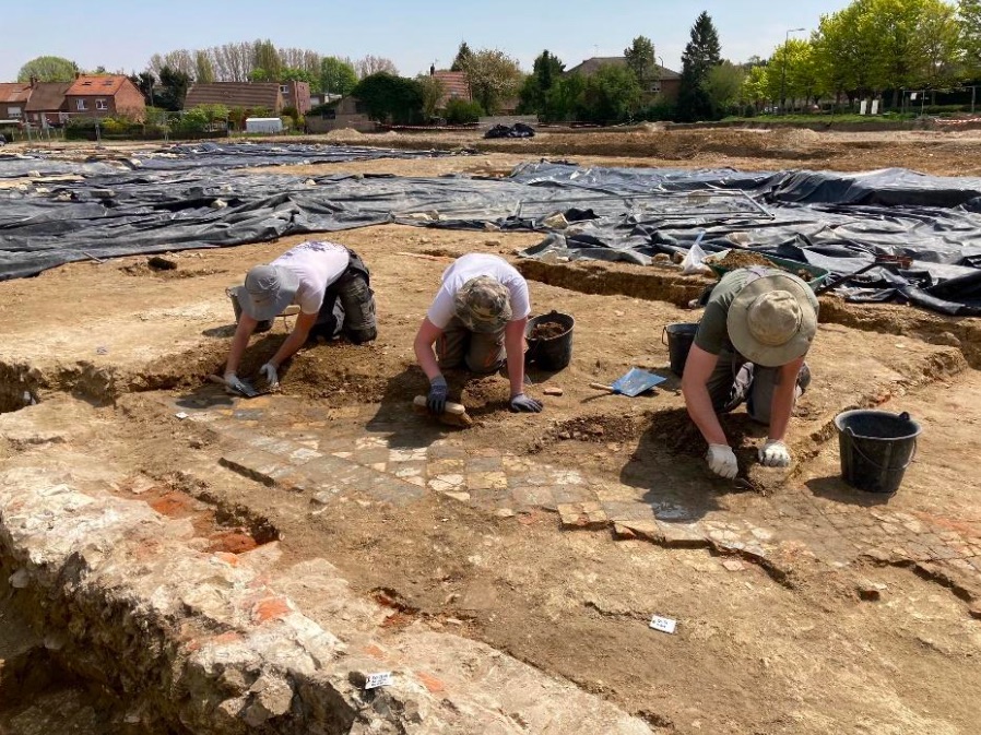 Photo de fouille d'un sol carrelé'